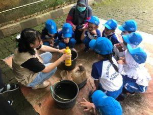 Mahasiswa Agroteknologi dan Murid TK Darul Hikmah sedang membuat pupuk bokashi