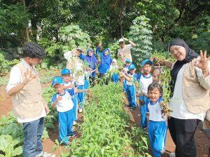 Murid TK Darul Hikmah sedang memamerkan hasil panennya didampingi oleh para mentor dari Mahasiswa Agroteknologi