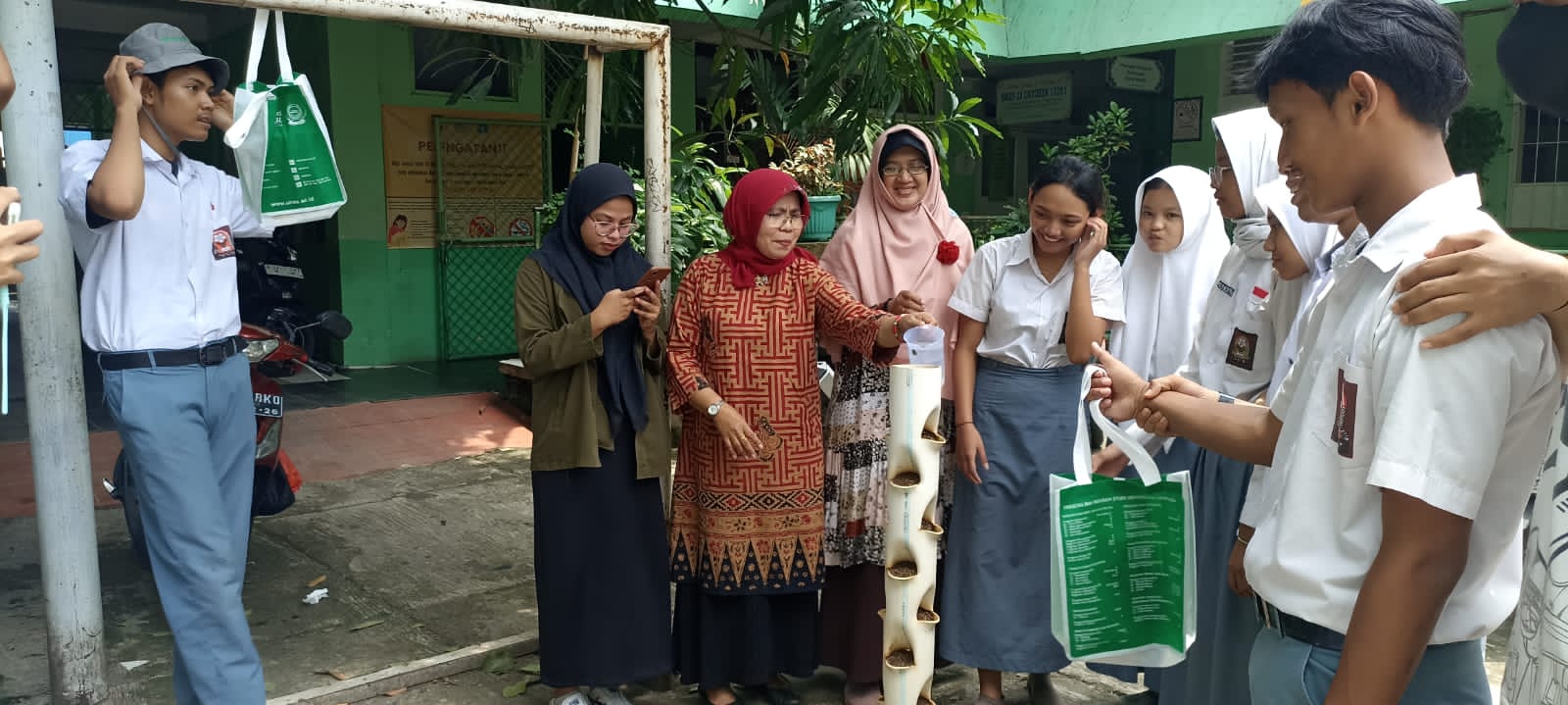 You are currently viewing Dosen dan Mahasiswa Agroteknologi Menggelar Pelatihan Pertanian Perkotaan di SMA 28 Oktober 1928 Jakarta: Budidaya Sayuran Sistem Vertikultur