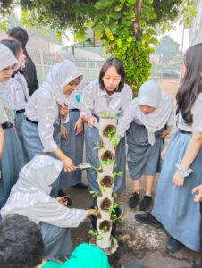 Para siswa sedang membuat vertikutur