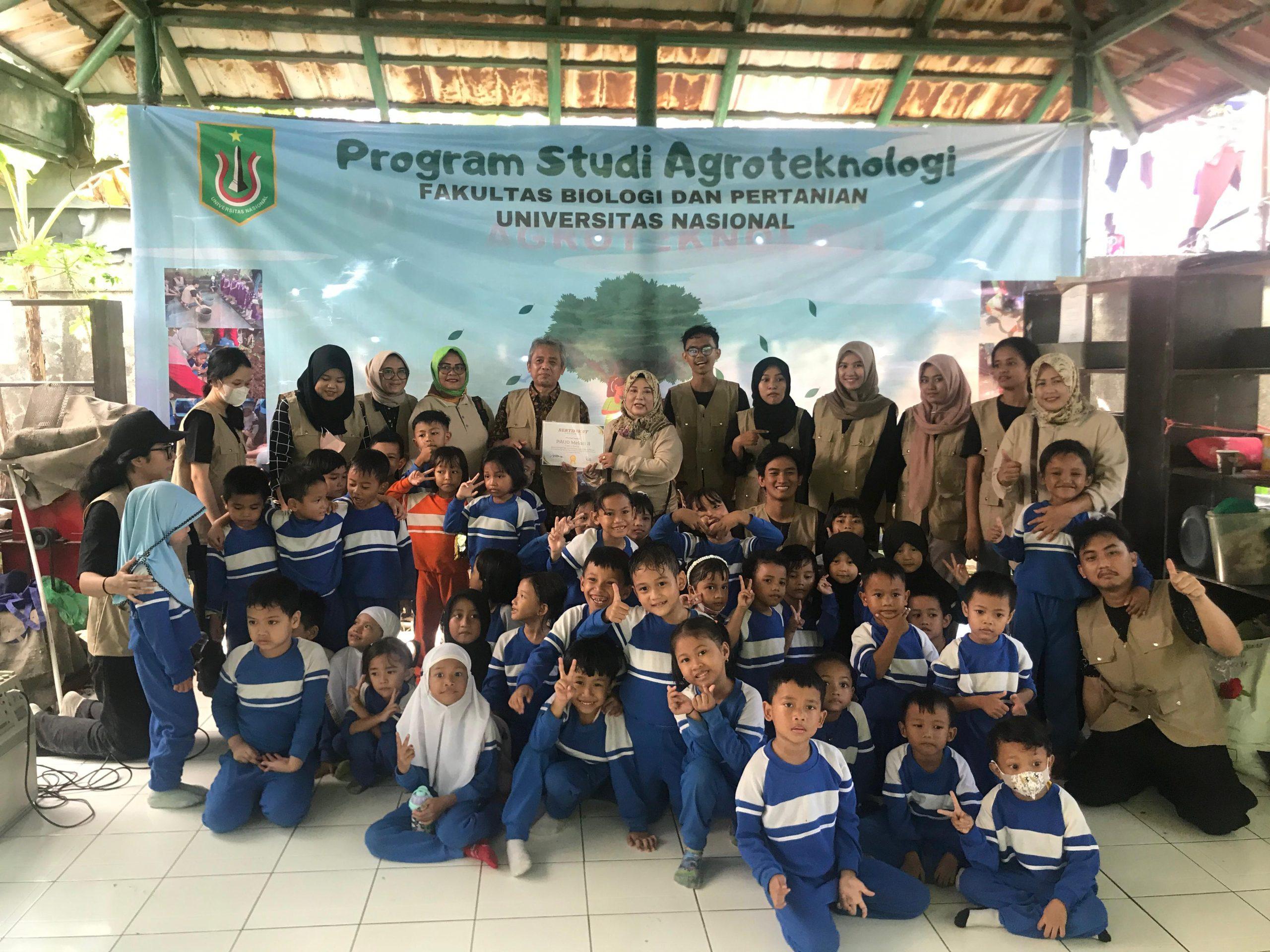 You are currently viewing Kenalkan Pertanian Organik, Prodi Agroteknologi Buat Pupuk Bokashi dengan Murid PAUD Melati II