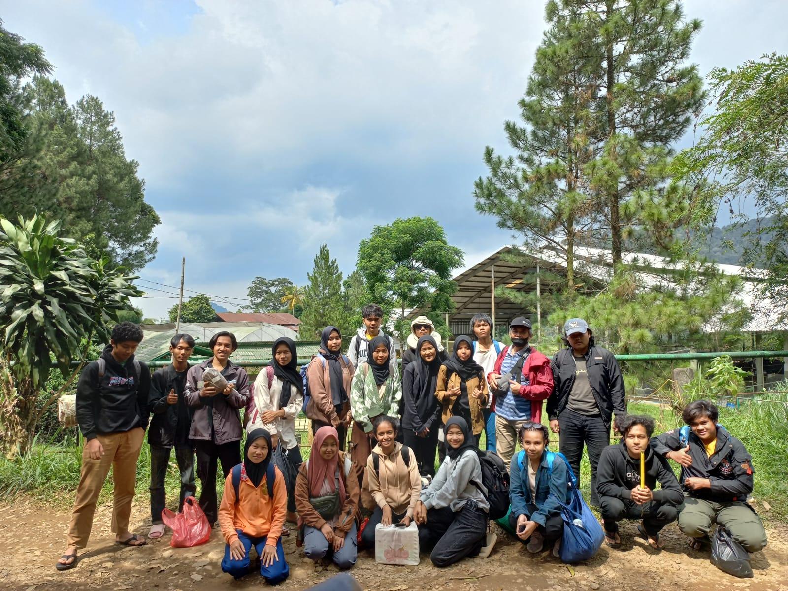 You are currently viewing Mahasiswa Agroteknologi  Universitas Nasional Lakukan Eksplorasi Keanekaragaman Vegetasi dan Analisis Tanah di Sentul, Jawa Barat